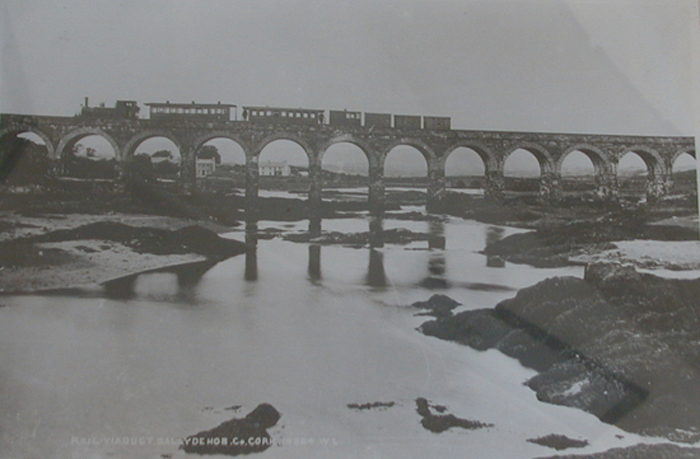 Train on Ballydehob Bridge.jpg 197.4K